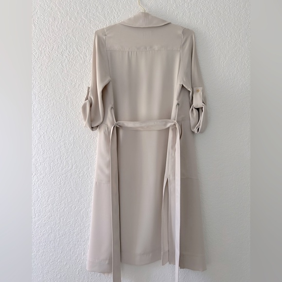 NWOT Aritzia New Kahlo Robe (XXS Matte Pearl) - Picture 10 of 11